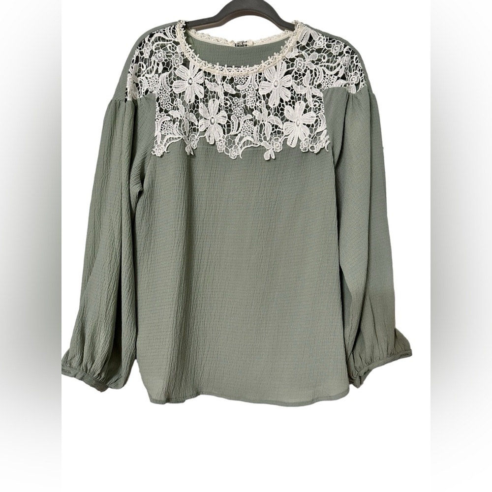 Umgee top with lace detail! Sz. Sm but runs big. Cute light sage color.